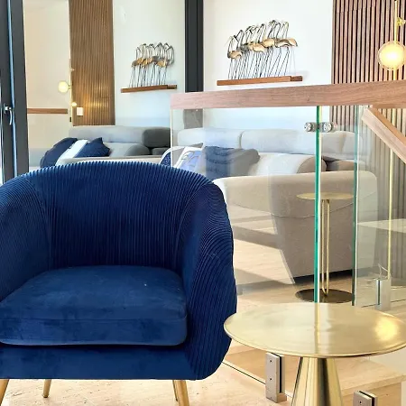 דירה Luxurious Penthouse With Pool Close To The *