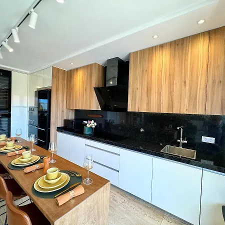 Luxurious Penthouse With Pool Close To The דירה *