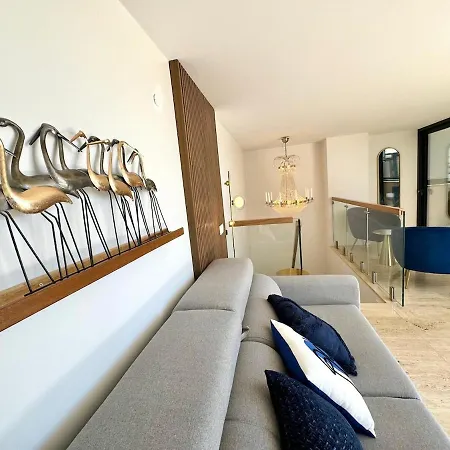 דירה Luxurious Penthouse With Pool Close To The