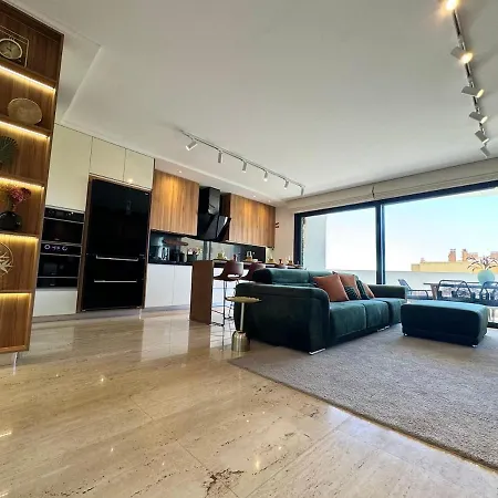 דירה Luxurious Penthouse With Pool Close To The *