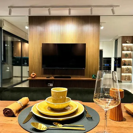 Luxurious Penthouse With Pool Close To The דירה