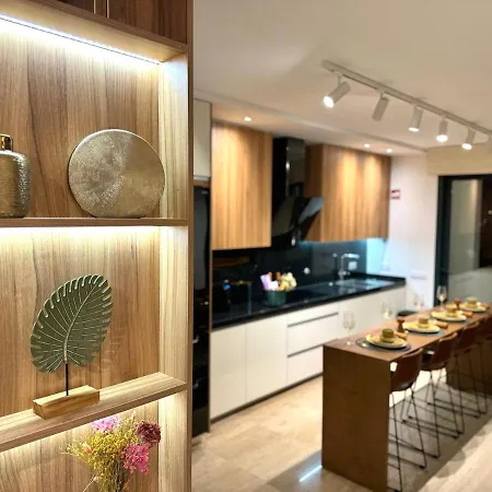דירה Luxurious Penthouse With Pool Close To The