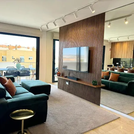 Luxurious Penthouse With Pool Close To The פורטימאו