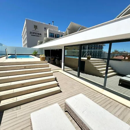 Luxurious Penthouse With Pool Close To The *